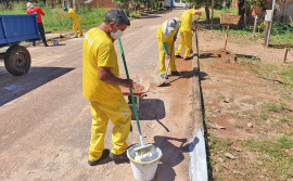 Com o Reeduca Tocantins, custodiados trabalham na pintura de meios-fios em Abreulândia