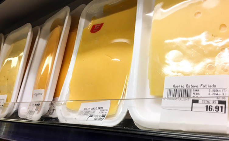 Alguns produtos pré-embalados como queijos, carnes, frutas, nozes, castanhas ou bacalhau seco são etiquetados pelo próprio estabelecimento