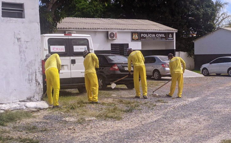 Quatro pessoas privadas de liberdade trabalharam na limpeza dos arredores da Delegacia de Polícia de Arraias 