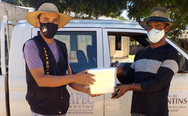 Produtor rural da comunidade quilombola Carrapato recebe vacinas contra aftosa para imunizar os bovídeos de sua propriedade