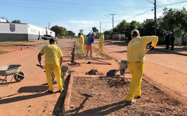 A ação de revitalização da avenida Dom Pedro II em Formoso do Araguaia contou com a participação de 10 custodiados
