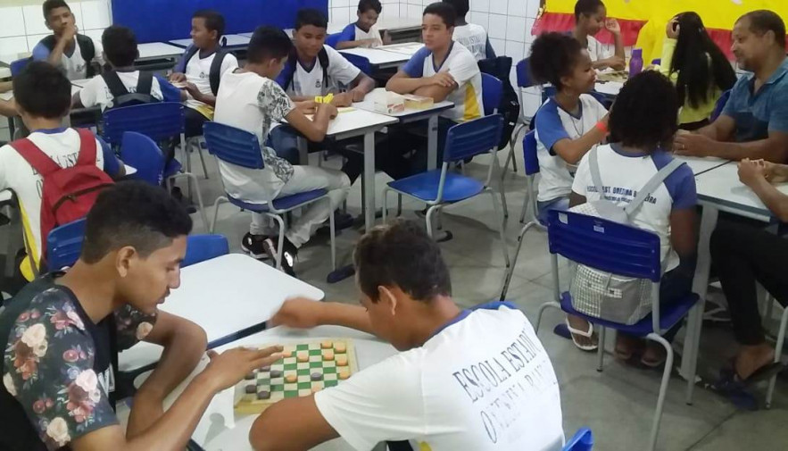 Estudantes transformam espaço escolar com pinturas de jogos educativos