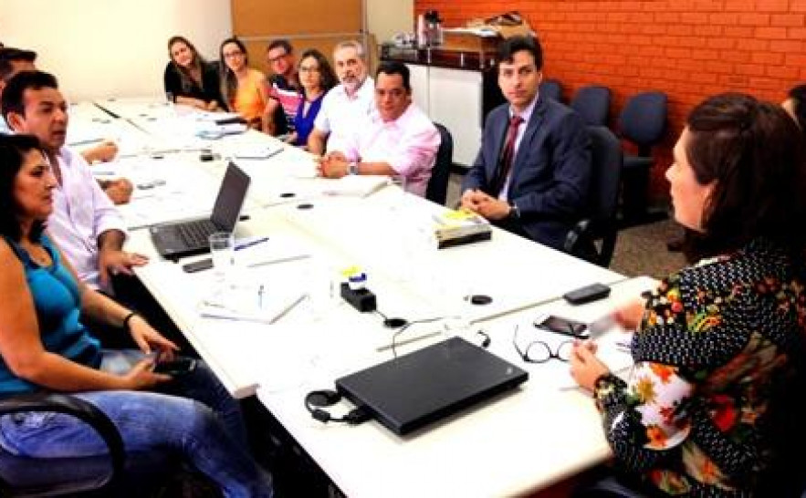 Subsecretária Regina Sônia Botelho conduz reunião na Seplan.jpg