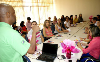 Palestra conscientiza sobre a importância do auto cuidado como prevenção do câncer de mama