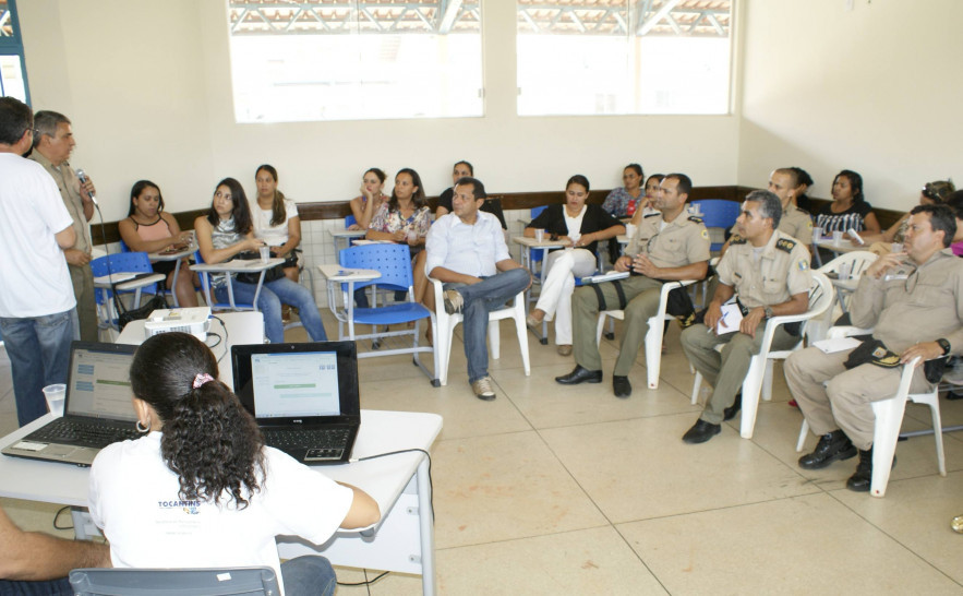 Foto Elcio Dias. Moradores e militares apresentam demandas durante debete PPA-Aparecida do Rio Negro.JPG