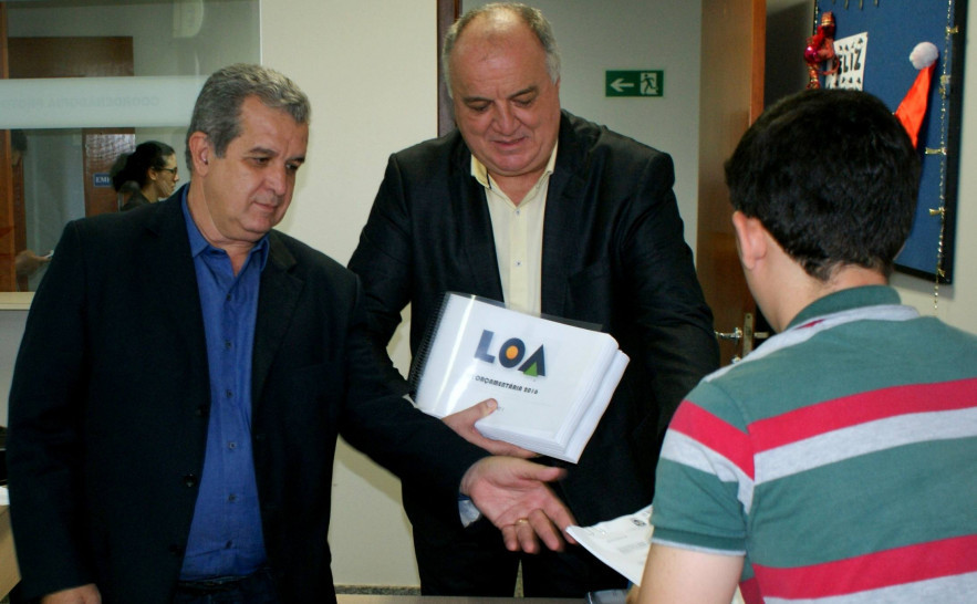 LOA E PPA 2016-2019 SÃO PROTOCOLADOS NA ASSEMBLEIA PELOS SECRETÁRIOS DAVID E TÉLIO LEÃO.JPG
