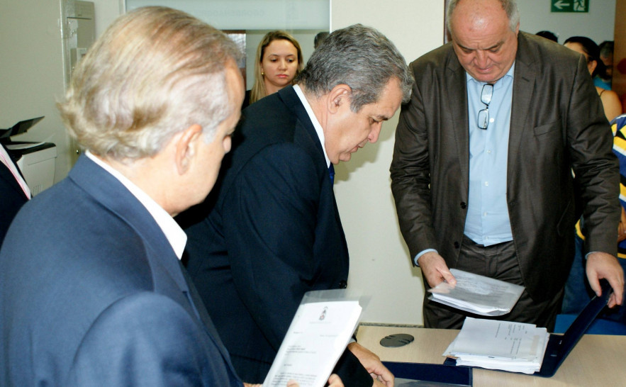 Foto de arquivo. Elcio Dias . Secretários David Torres e Télio Leão Ayres no dia que protocolaram a LDO - Lei de Diretrizes Orçamentárias.JPG
