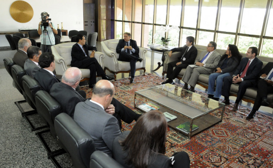 Governador Marcelo Miranda e  secretários durante reunião com executivos da CAF.jpg