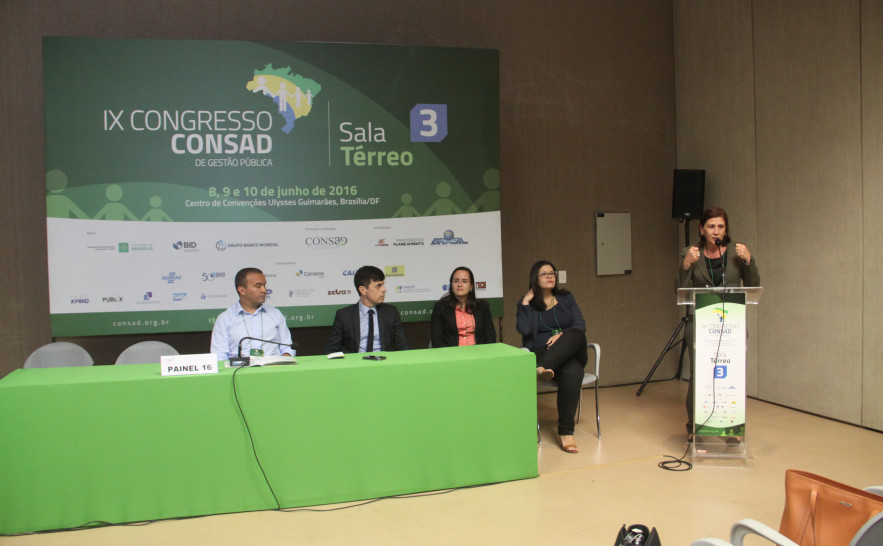 Subsecretária do Planejamento Regina Martins apresenta painel no Consad.JPG