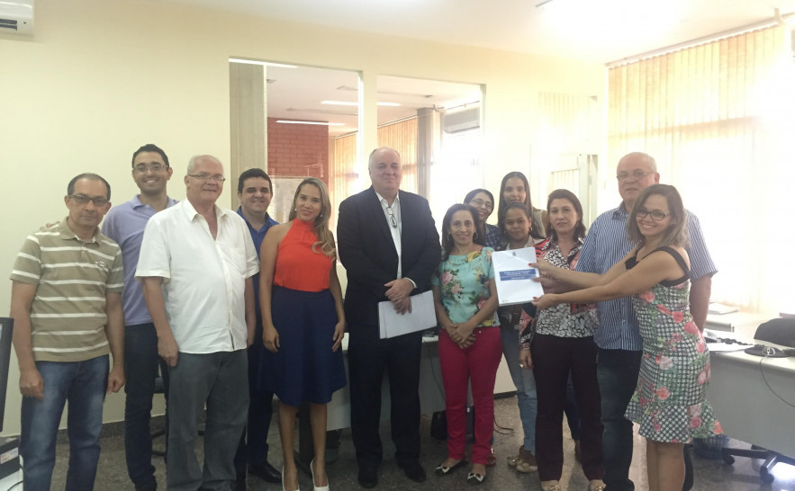 Equipe da Sup. de Orçamento entrega projeto da LDO 2017 foto divulgação.jpg