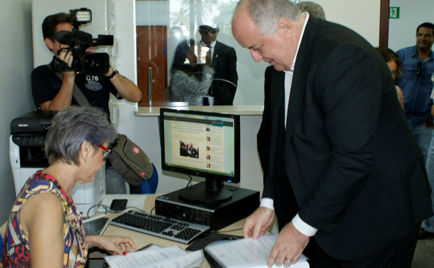 Secretário do Planejamento David Torres protocola na Assembleia LOA 2017 e revisão do PPA 2016-2019.JPG