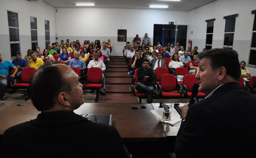 Secretário Edson Ronaldo Nascimento visita DRE de Araguaína