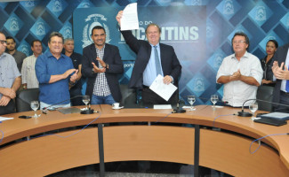 Governador Carlesse assina Medida Provisória com incentivos fiscais para aquisição de caminhão, reboque e semirreboque