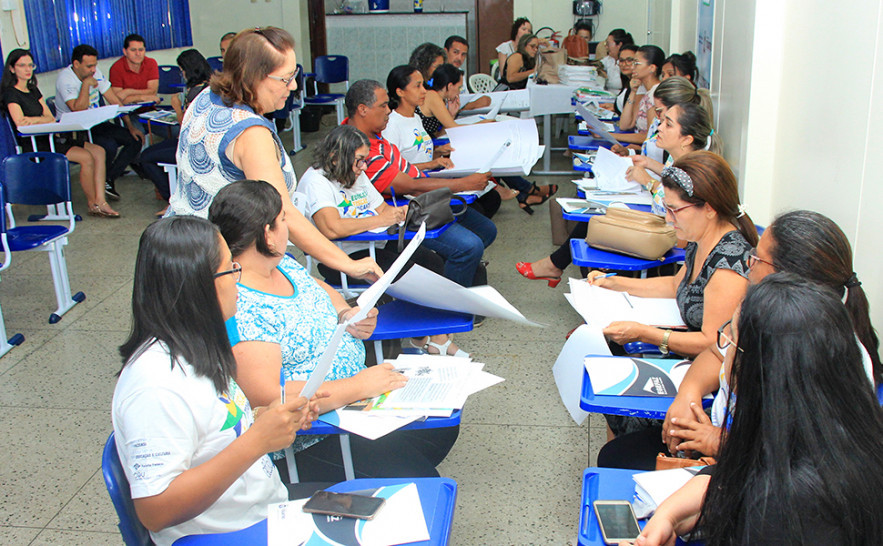 Coordenadores e professores recebem orientações de como trabalhar a  temática Educação Fiscal em sala de aula.