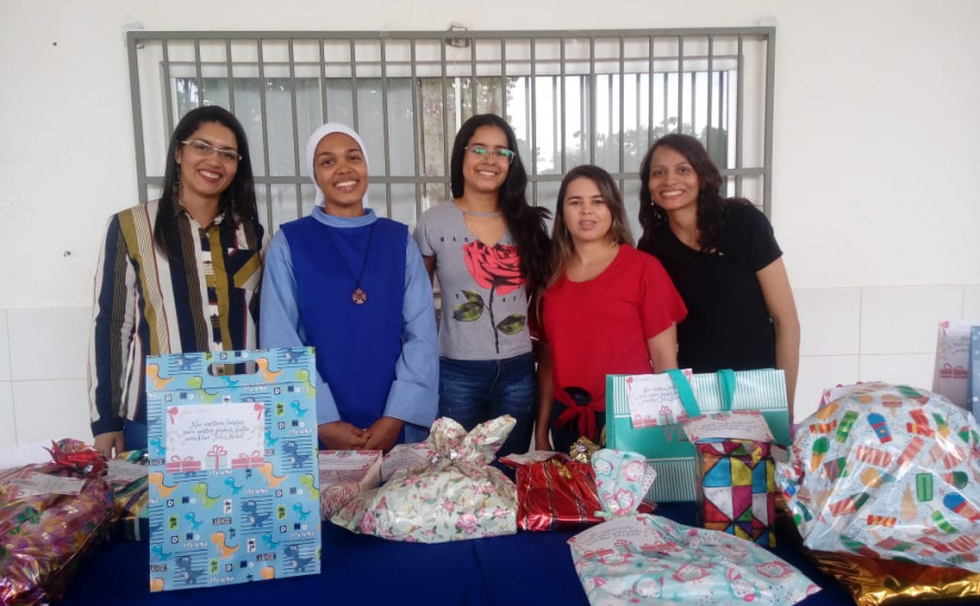 Entrega de presente na casa abrigo Sementinha do Amor