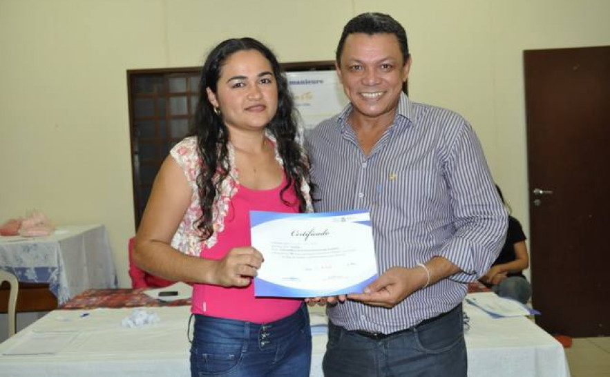 Formandas do curso de manicure terão acesso a crédito simplificado