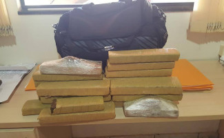 Mulher é autuada em flagrante com 10 Kg de maconha na bagagem