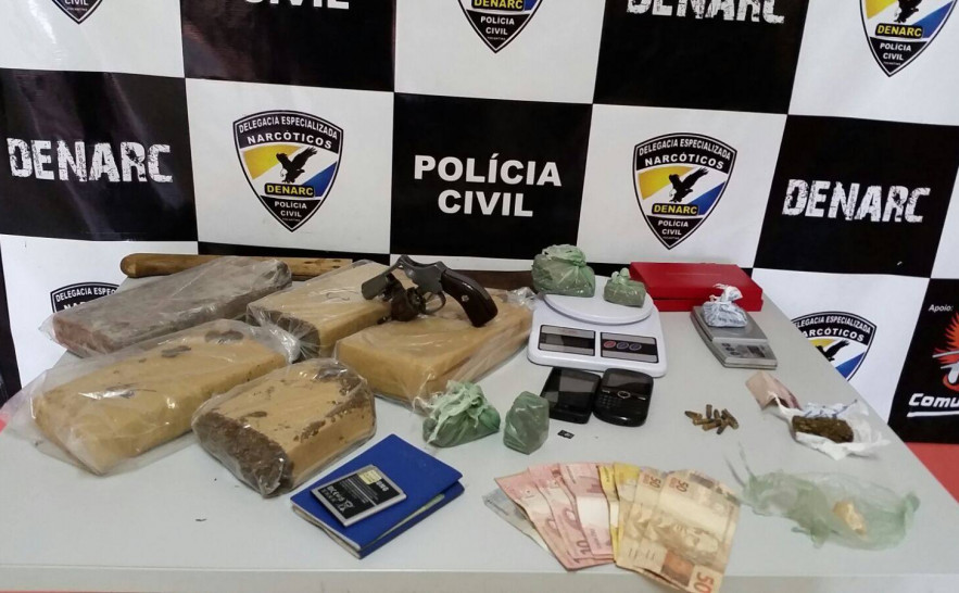 Drogas, arma e demais objetos apreendidos pela DENARC 
