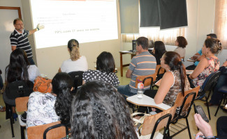 Médico legista ministra palestra sobre violência sexual para profissionais do Hospital Dona Regina
