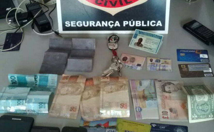 Material apreendido com suspeitos de estelionato em Guaraí