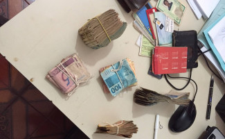 Deic de Araguaína prende duas pessoas e apreende dinheiro e objetos de origem criminosa