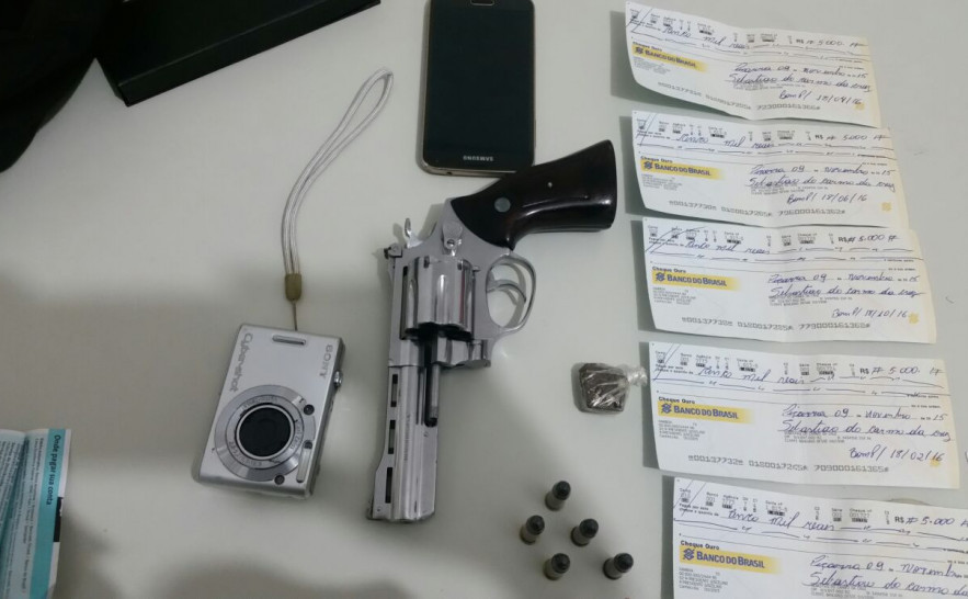 Arma e demais objetos apreendidos pela Polícia Civil, em Araguaína