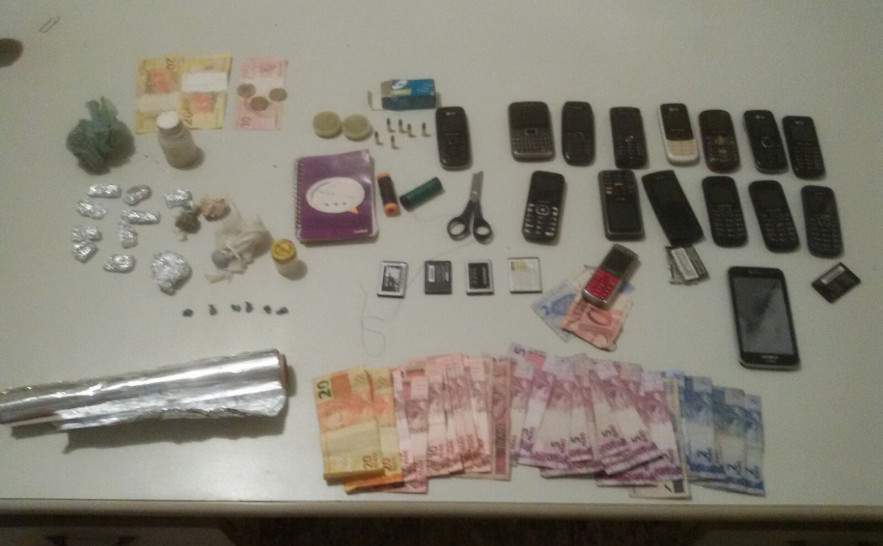 Drogas, dinheiro e demais objetos apreendidos pela Polícia Civil