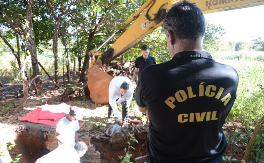 Polícia Civil e Polícia Científica realizam trabalho para encontrar ossada humana