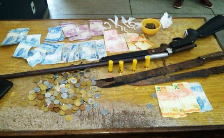 Drogas, armas e dinheiro apreendidos pela Polícia Civil, em Porto Nacional