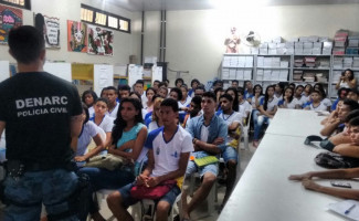 Policiais Civis da Denarc ministram palestra na feira das Profissões para jovens e adolescentes