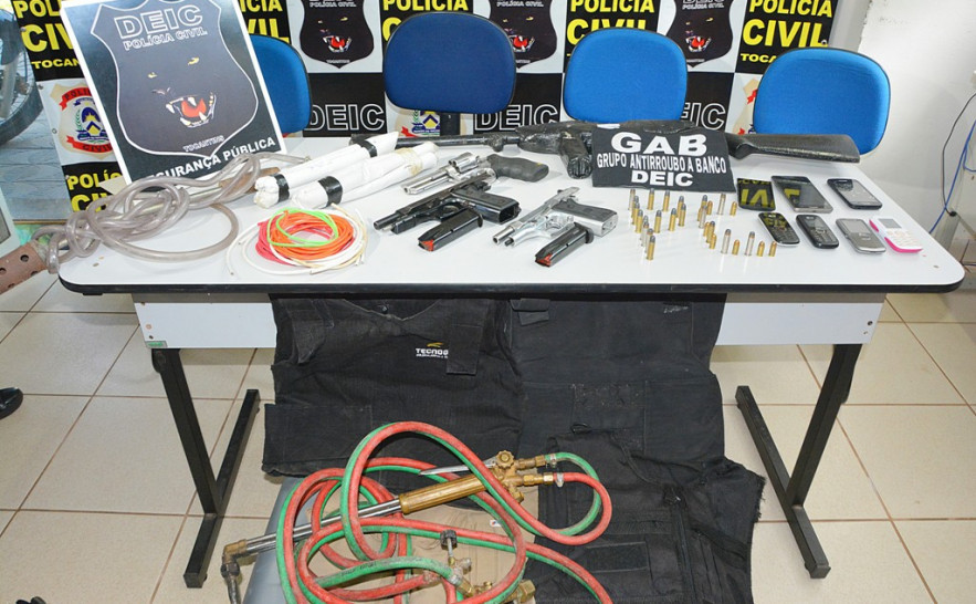 Vários objetos foram apreendidos pela polícia civil, incluindo armas de fogo e coletes balísticos.