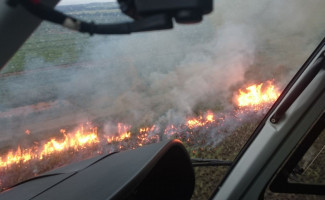 Helicóptero da Segurança Pública atua no combate a incêndio no Distrito de Luzimangues 
