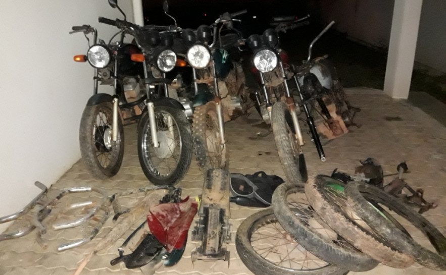 Motocicletas que haviam sido furtadas do pátio da Delegacia de Polícia de Lagoa da Confusão nas últimas semanas. (DP Lagoa da Confusão).jpg