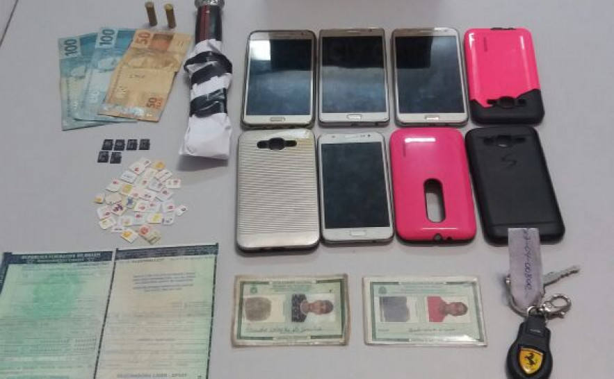Aparelhos celulares e demais objetos apreendidos pela Polícia Civil 