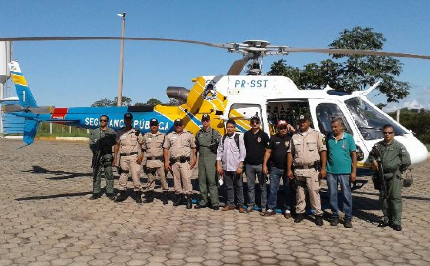 Aeronave do CIOPAER durante atuação com as forças de segurança do Estado 