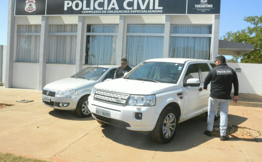 Carros apreendidos pela Polícia Civil na casa de Escrivão de Polícia 