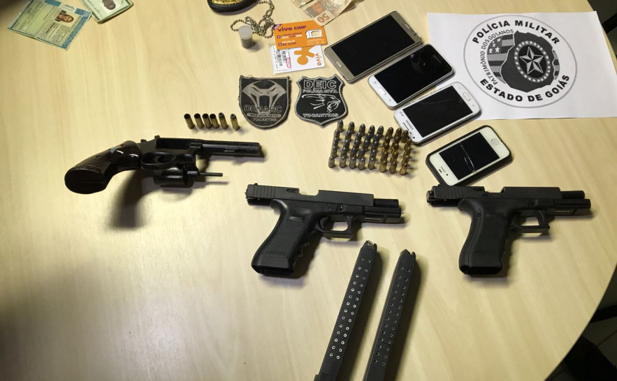 Armas e munições apreendidas com assaltantes de banco 