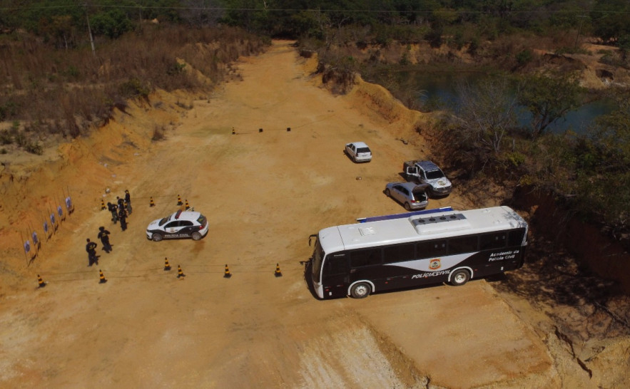Por meio de um convênio com o Ministério da Justiça, é disponibilizado um micro-ônibus adaptado para sala de aula e outro para consultório de atendimento.