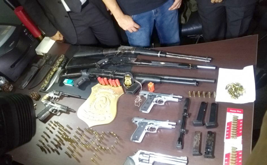 Quando foi efetuada a prisão de R.B.C., foram encontradas várias armas e munições com ele