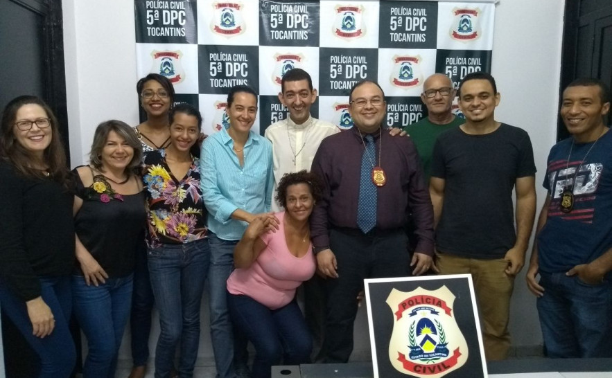 Equipe da 5ª Delegacia de Polícia Civil recebe visita do padre Aderso 