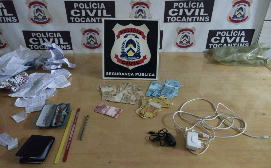 Dinheiro e demais objetos apreendidos pela Polícia Civil em poder de servidor público 