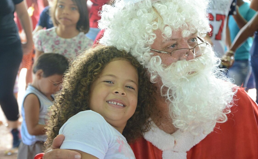 Capa. Papai Noel policial distribui alegria às crianças.jpg