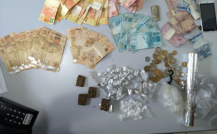 Drogas e dinheiro apreendidos pela Polícia Civil em poder de suspeito por tráfico de drogas