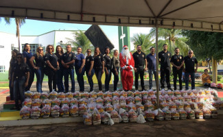  Polícia Civil proporciona manhã feliz para famílias e crianças carentes com entrega de cestas básicas em Paraíso 