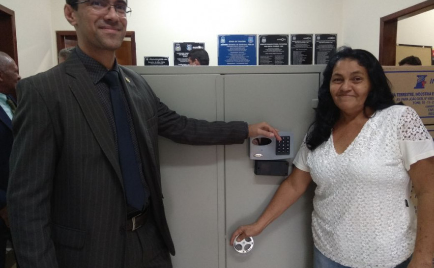 Servidora administrativa da Polícia Científica recebe simbolicamente do secretário cofre de segurança
