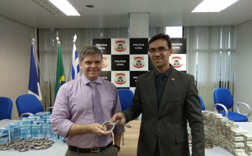 Delegado-Geral, Roger Knewitz e Secretário da SSP, Claudemir Luiz Ferreira, entregam algemas a Polícia Civil 