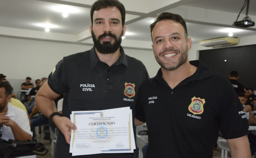 Delegado Regional de Araguaína, Bruno Boaventura recebe certificado das mãos do diretor da Acadepol, Delegado Marcelo Falcão 