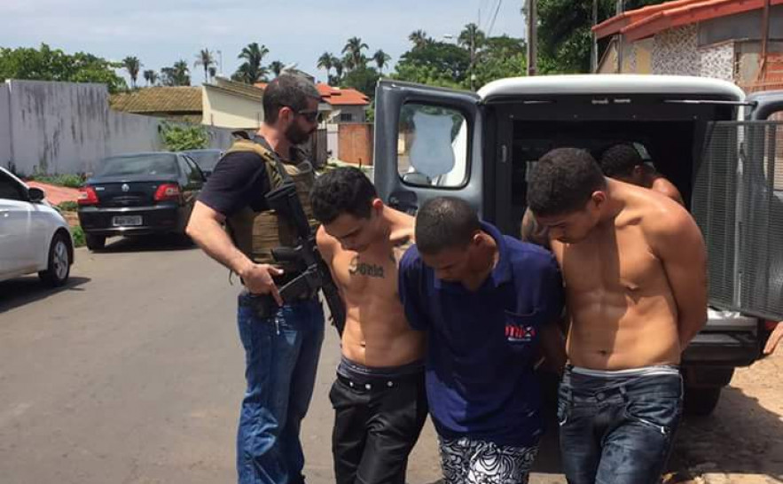 Foragidos recapturados em Araguaína são conduzidos pela Polícia Civil à delegacia