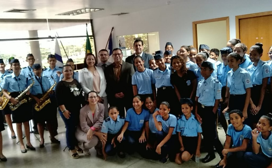 Secretário da SSP e demais Diretores da Secretaria da Segurança posam junto aos estudantes da ETI Eurídice de Mello 