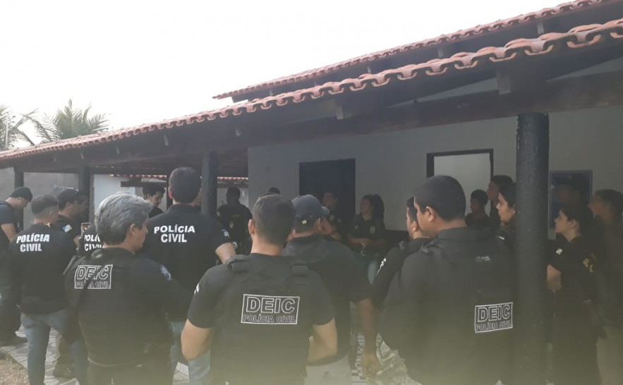 Policiais Civis durante a operação Cannabis Deleivery 